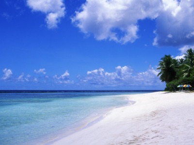 どこまでも澄みきった青い海：��タ島